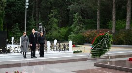 Prezident və birinci xanım Heydər Əliyevin məzarını ziyarət etdi - YENİLƏNİB