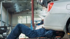 Təmir etdiyi maşının altında qalaraq öldü