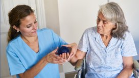 İnsultdan kim daha gec sağalır: Qadınlar, yoxsa kişilər?