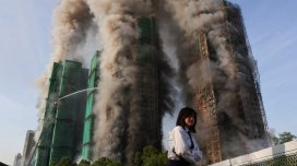 Yanmış Honkonq kompleksinin sakinləri evlərinin yenidən tikilməsini tələb edir