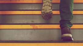 Pilləkənlə qalxarkən təngnəfəslik: Həkimlər bunun normal olub-olmadığını açıqladı