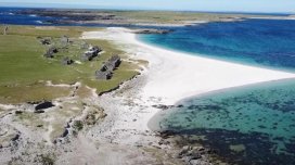 Avropa yaxınlığında təmiz çimərlikləri və təbii möcüzələri olan boş adalar