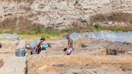 Alimlər qırmızı qayaları sındırdı: Heyrətamiz kəşf