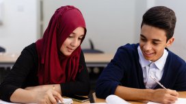 Orta məktəbə hicabla göndərilən azyaşlılar, qanun nə deyir? - ARAŞDIRMA