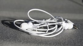 Təəccüblü dönüş: Niyə hamı yenidən simli qulaqlıqlara keçir?