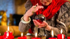 Bakıda ərindən boşanmaq istəməyən qadın falçıya 16 min manat ödəyib