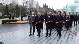 Maliyyə Nazirliyinin kollektivi &ldquo;Ana harayı&rdquo; abidəsini ziyarət edib