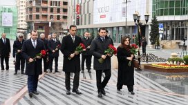 Mədəniyyət Nazirliyinin kollektivi Xocalı soyqırımı abidəsini ziyarət edib