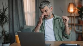 Noutbukunuzun batareyasını "öldürən" 5 gündəlik vərdiş