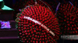 İlham Əliyev və Mehriban Əliyeva Rasim Balayevlə vida mərasiminə əklil göndərib - FOTO