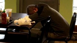 Nişanlısı ilə restorana getdi, yatıb masada qaldı - Bakıda qəribə hadisə