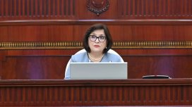 Spiker parlamentin futbol komandasını təbrik etdi