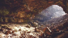 Səhranın altında alimlər minilliklərə aid insan izlərinin qorunduğu mağara aşkar edib