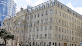 Maliyyə Nazirliyinə məxsus avtomobil hərraca çıxarılır