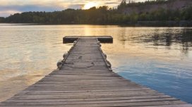 Yeniyetmə gölün dibində 18.500 dollar dəyərində qızıl külçə tapdı