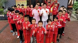 Çində "super ata" son 30 ildə 300 uşağı övladlığa götürüb