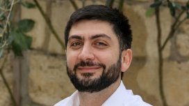 
Təbrizin ölümündə təqsirləndirilən məhkəməyə gec gəldi- Həbs olundu