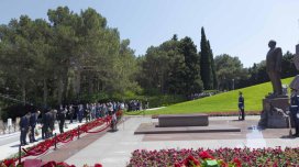 ATU rəhbərliyi Ulu Öndərin məzarını ziyarət edib