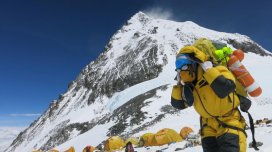 Daha bir bələdçi öldü, amma... - Himalaya alpinist axını artır