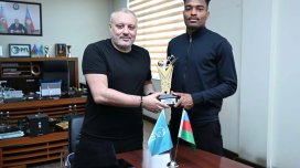 Peşəkar Futbol Liqası Coy-Lens Mikelsə mükafat təqdim edib