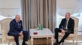 Prezident otağındakı yeganə heykəldən danışdı - FOTOLAR