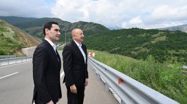 Prezidentlər Şuşanın Daşaltı kəndinin fonunda şəkil çəkdirdi - YENİLƏNİB
