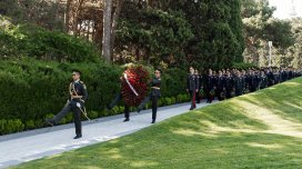 DİN kollektivi Fəxri və Şəhidlər xiyabanlarını ziyarət etdi - FOTO