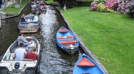 Avtomobil yolları olmayan kənd turistlərin böyük marağına səbəb olur