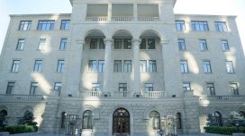 Müdafiə naziri komandanları təltif edib