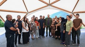 Prezident Kiçik Qaladərəsi kəndində sakinlərlə görüşdü - FOTO
