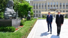 Prezidentlər Şuşada tanınmış şəxsiyyətlərinin işğal dövründə güllələnmiş büstlərinə baxdı - FOTO