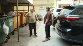 MTK zibil konteynerlərini evinin pəncərəsinin qarşısında yerləşdirib - VİDEO