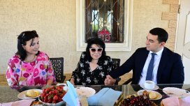 Nazir yubileyi münasibətilə Flora Kərimovanı evində ziyarət edib