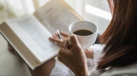 Kitab oxuyuruq, yoxsa kitab oxuyan kimi görünürük?