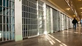 Gəlinini bıçaqlamaqda təqsirləndirilən 72 yaşlı kişi təcridxanada öldü