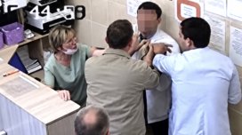 Həkimi döyüb, xadimənin sümüyünü sındırıb