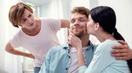 Yeni evlənənlər valideynlərlə birgə yaşamalıdır? &ndash; Psixoloq DANIŞDI
