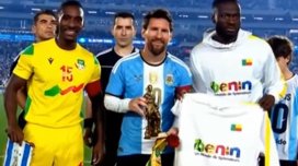 &ldquo;Neftçi&rdquo;nin futbolçusu Messiyə hədiyyə verdi