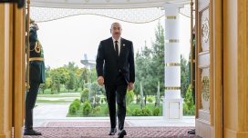 İlham Əliyev Türkmənbaşıda yüksəksəviyyəli görüşdə iştirak etmək üçün "Avaza" Kompleksinə getdi