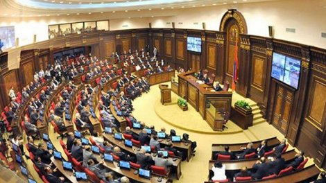Ermənistan parlamentində deputatlar arasında dava düşüb