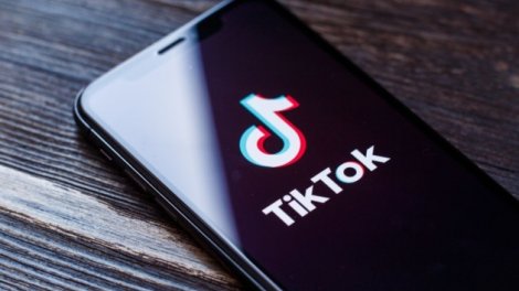 AK video tövsiyələri üçün "TikTok", "YouTube" və "Snapchat"ı araşdırır