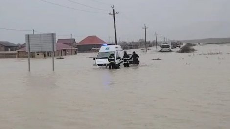 Təcili yardım maşını da suda batdı - FOTO/VİDEO