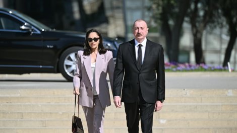 İlham Əliyev və Mehriban Əliyeva faşizm üzərində Qələbə uğrunda həlak olan azərbaycanlıların xatirəsini anıblar - YENİLƏBİB/FOT