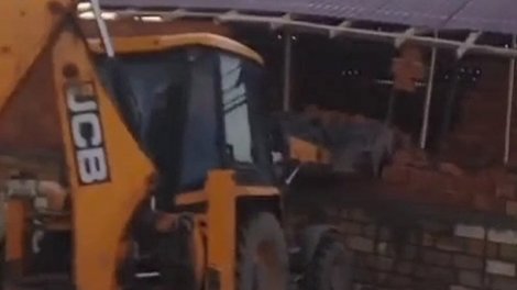 İcra hakimiyyəti vətəndaşın evini sökdürdü - VİDEO