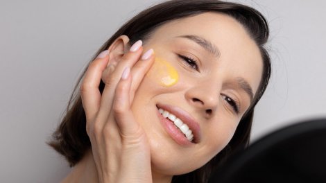 Kosmetoloq: Allergiya xəstələri vitaminli kosmetik vasitələrdən uzaq durmalıdır
