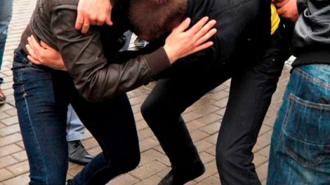 Vəzifəli şəxs küçədə vətəndaşı döydü - TƏFƏRRÜAT