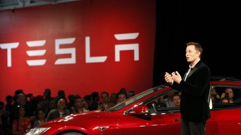 Keçmiş ABŞ hərbçisi Maska nifrətini "Tesla" maşınını tankla əzərək göstərdi - VİDEO