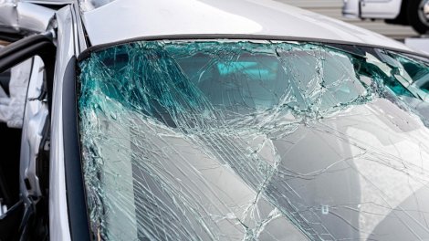 Şabranda minik və yük avtomobili toqquşdu, iki nəfər öldü