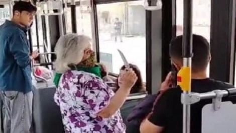 Bakıda əlincə bıaq olan qadın avtobusda dəhşət saçdı - VİDEO