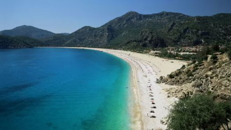 Gündə 10 saatdan çox günəş işığı: Avropanın ən isti çimərliyi